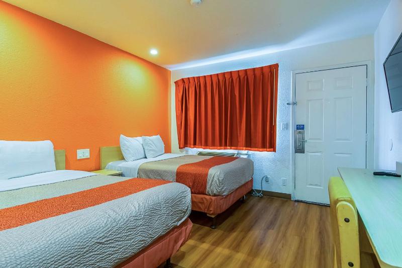 Quadruple Room - Non-Smoking image 4