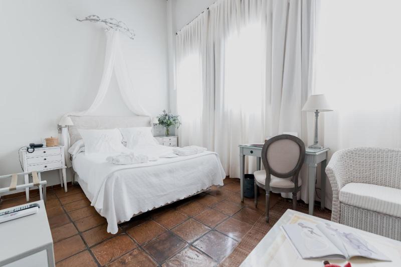 Premium Double Room image 4