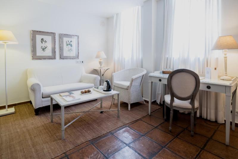 Premium Twin Room image 3