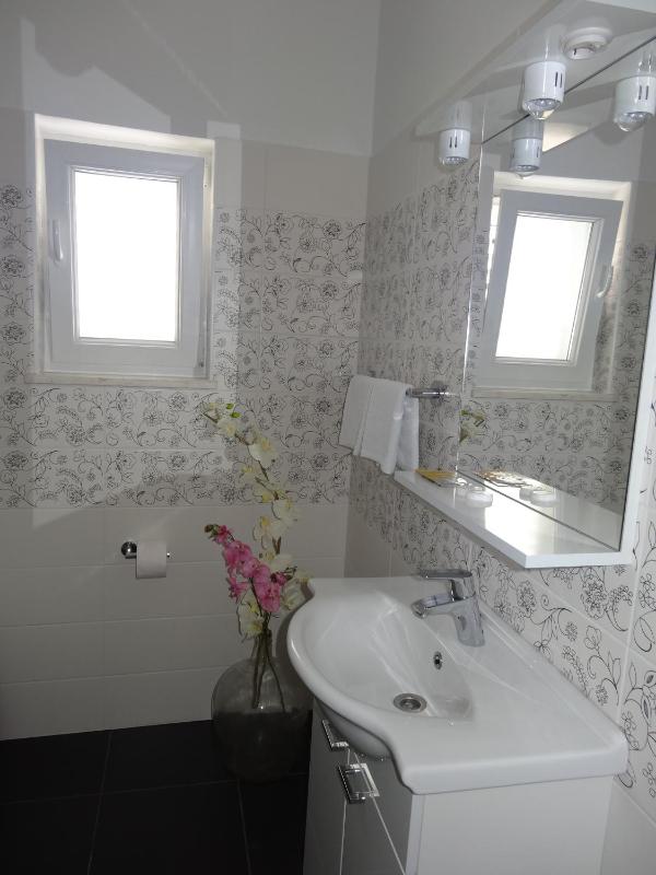 Double Room with Balcony and Sea View image 3