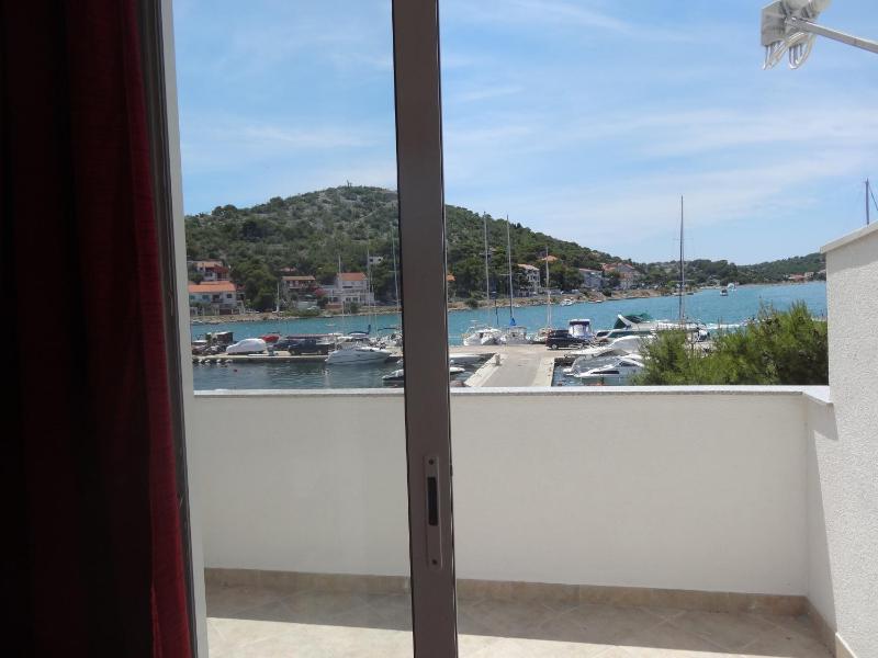 Triple Room with Balcony and Sea View image 3