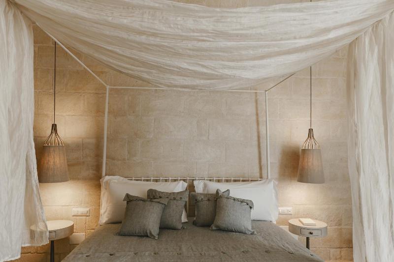 Deluxe Room image 2