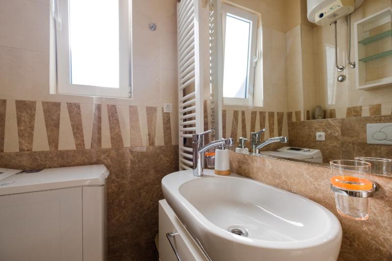 One-Bedroom Apartment image 2