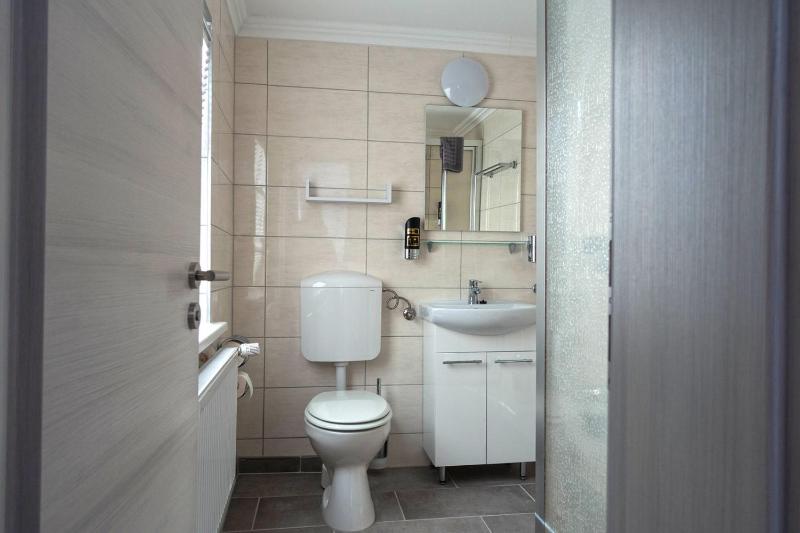 Twin Room with Bathroom image 3
