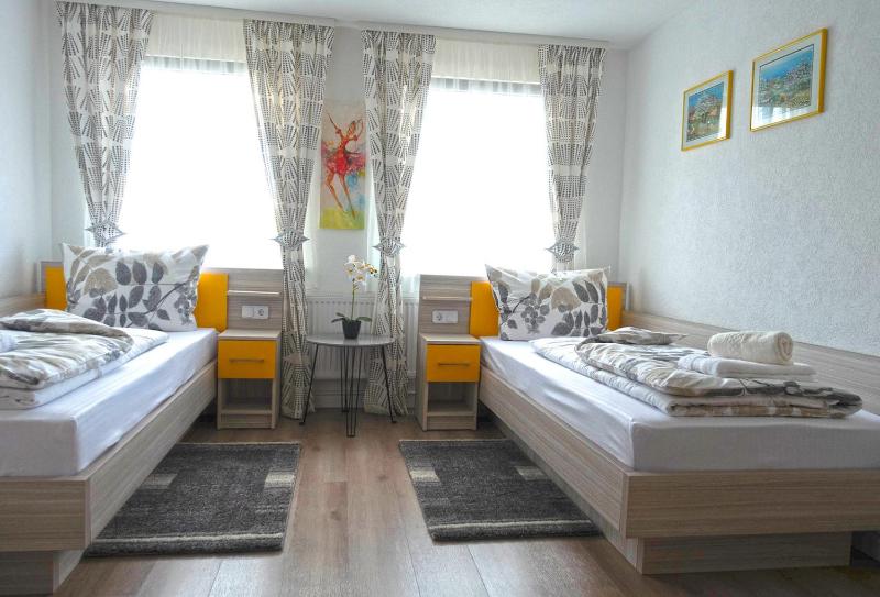 Twin Room with Bathroom image 2