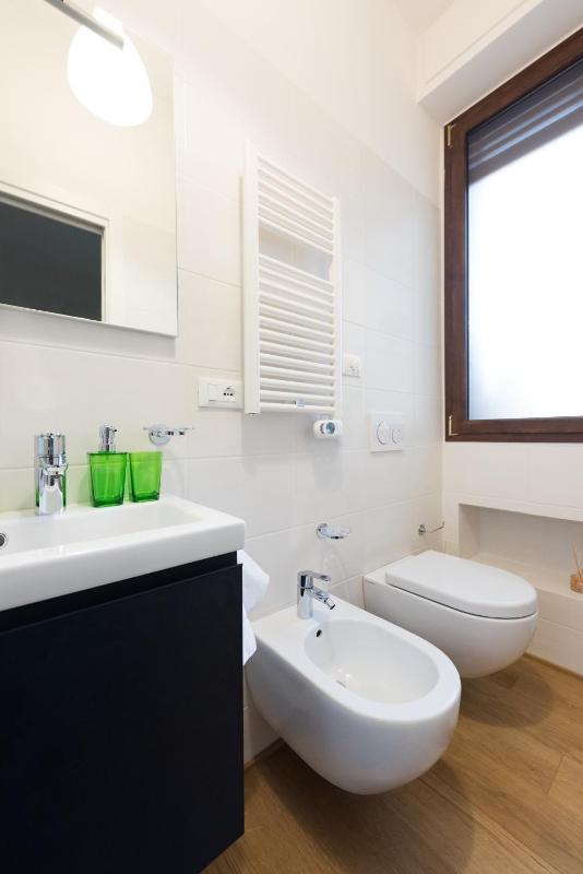 Deluxe Single Room with Balcony image 2