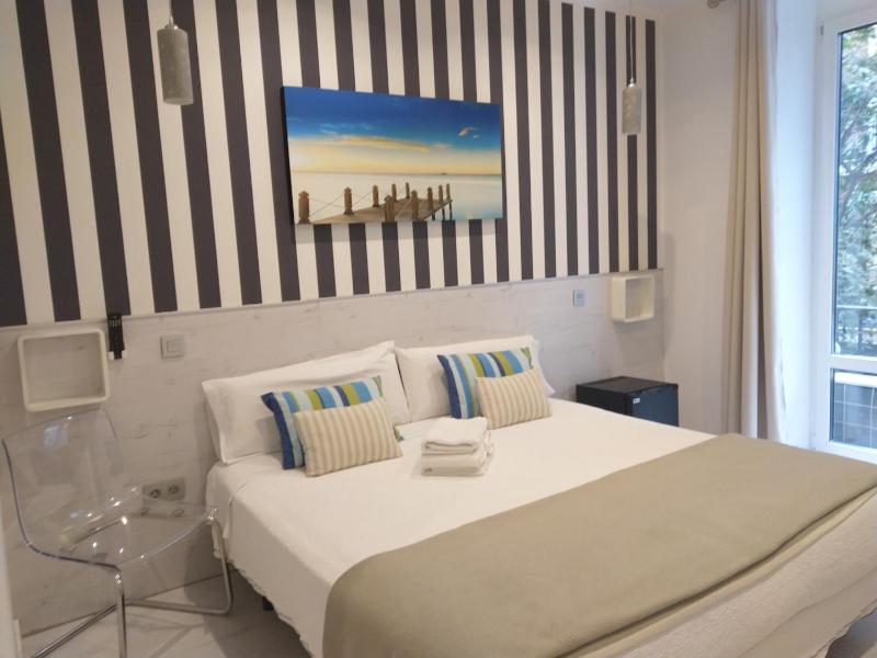 Deluxe Double Room with City View image 3