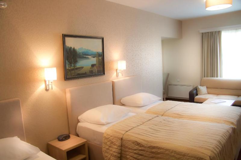 Basic Triple Room image 2