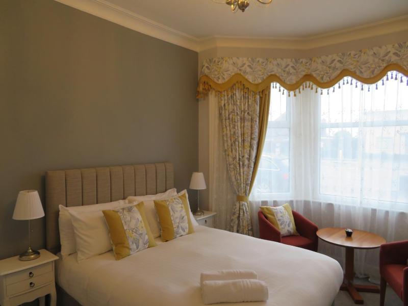 Deluxe King Room image 2
