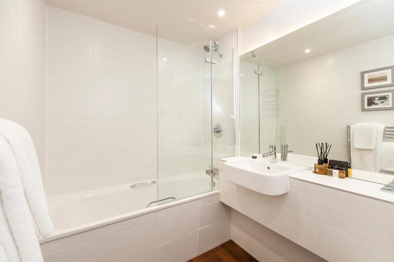 The House Superior Room image 3