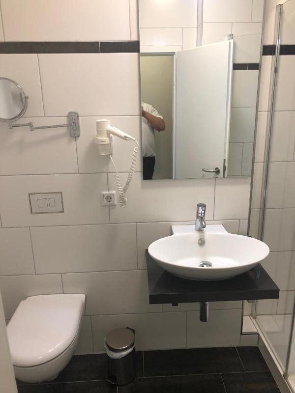 Single Room image 3