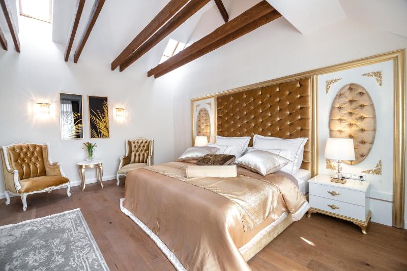 Deluxe Double Room with Bath image 4