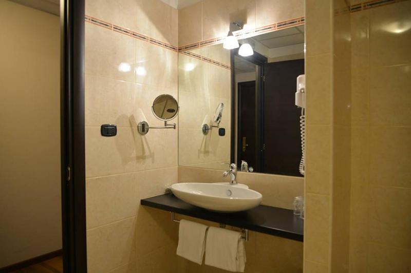 Standard Double or Twin Room image 3