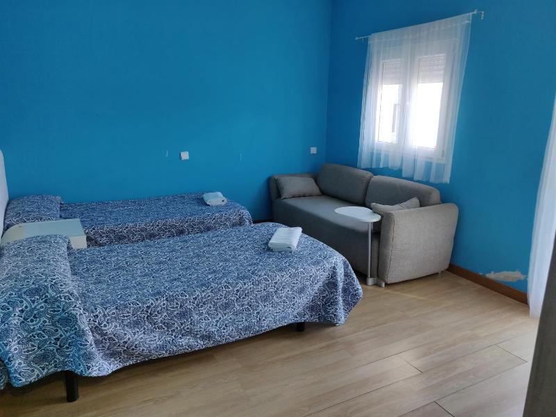 Basic Triple Room with Shared Bathroom image 4