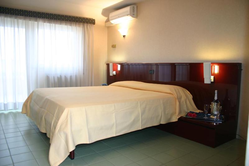 Double or Twin Room image 2