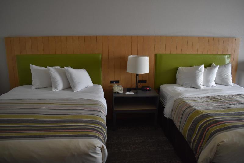 Queen Room with Two Queen Beds - Non-Smoking image 2