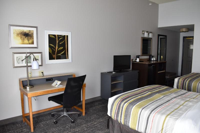 Queen Room with Two Queen Beds - Non-Smoking image 4