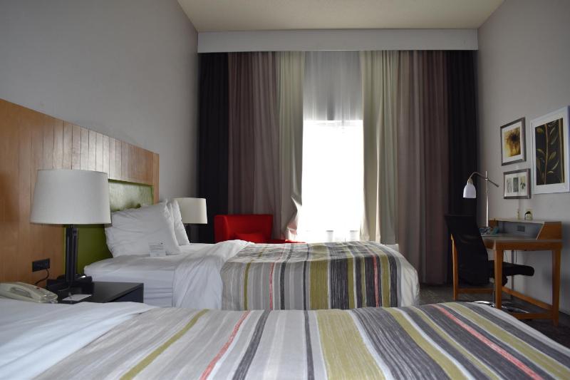 Queen Room with Two Queen Beds - Non-Smoking image 3