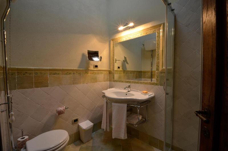 Double Room image 3