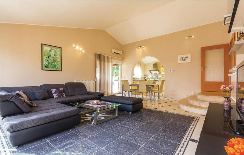 Three-Bedroom Holiday Home  image 3