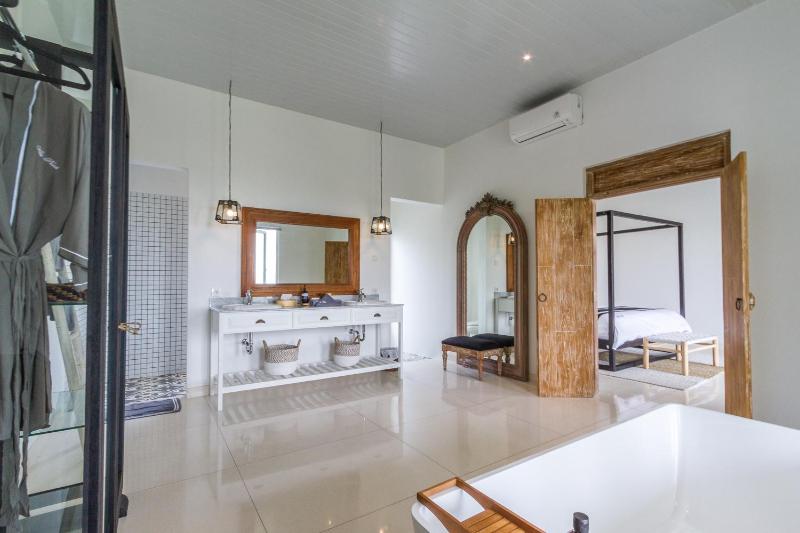 Villa Kusuma - Luxury Sea View 5 Bedroom Villa Close to Savaya - image 13