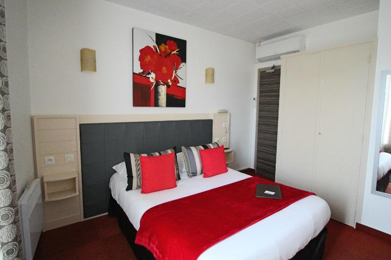 Small Double Room image 3