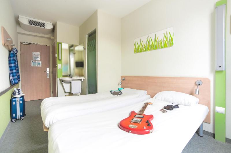 Standard Twin Room image 2