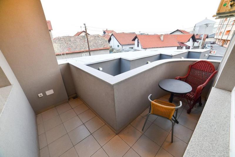 One-Bedroom Apartment image 2