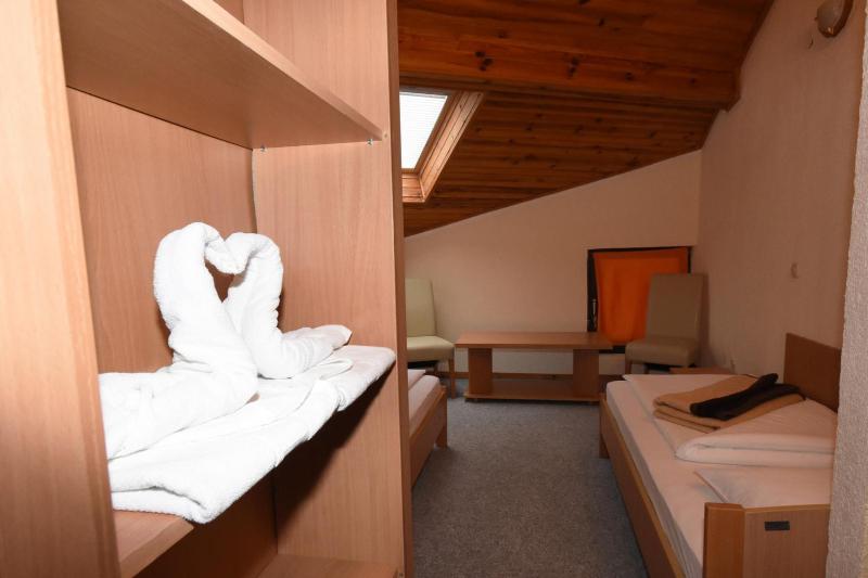 Twin Room image 3