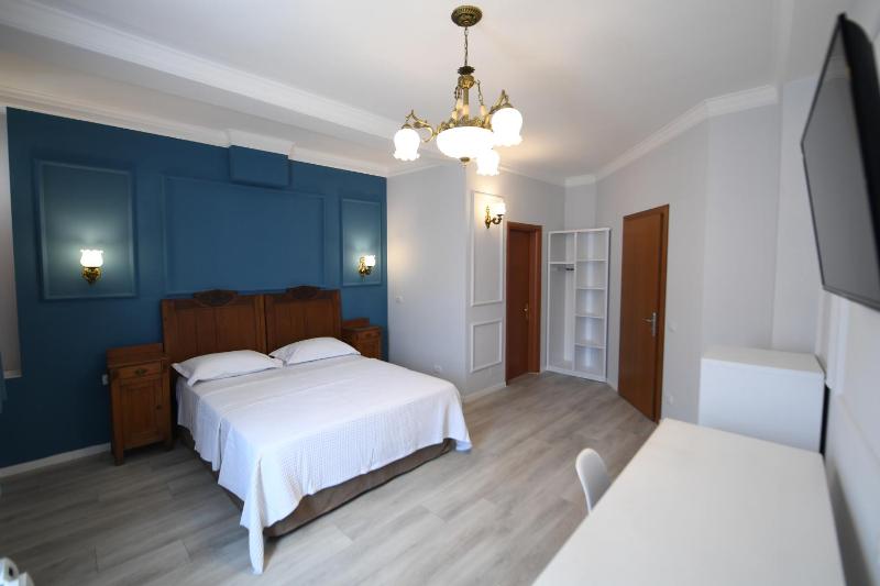 Promenade Hotel - image 12