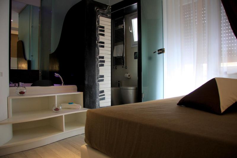 Deluxe Double Room with Spa Bath  image 4