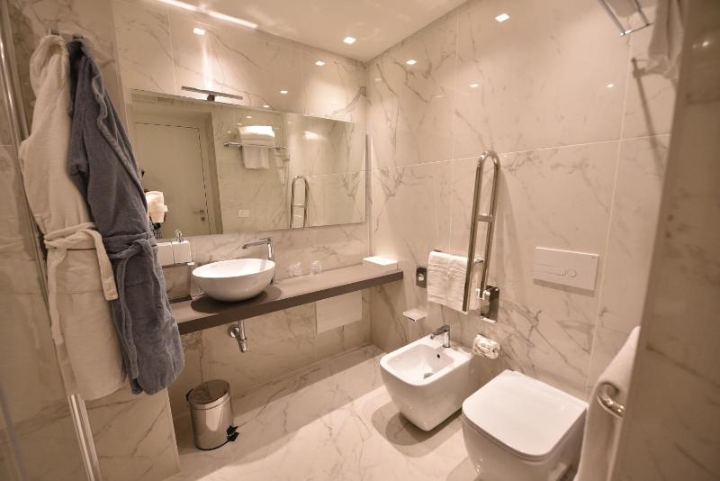 Deluxe Double Room with Balcony image 3