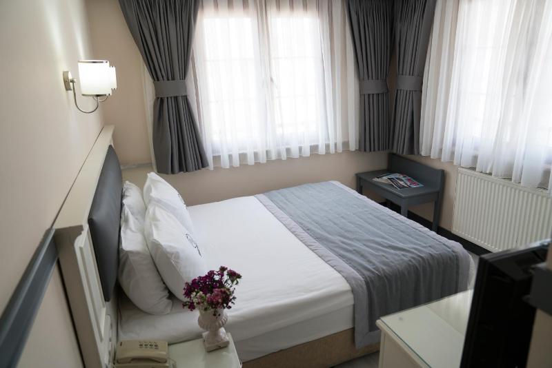 Standard Family Room image 3