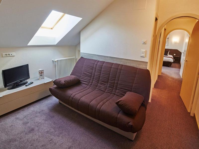 One Double Bed One Single Sofa Bed - Superior Room image 4