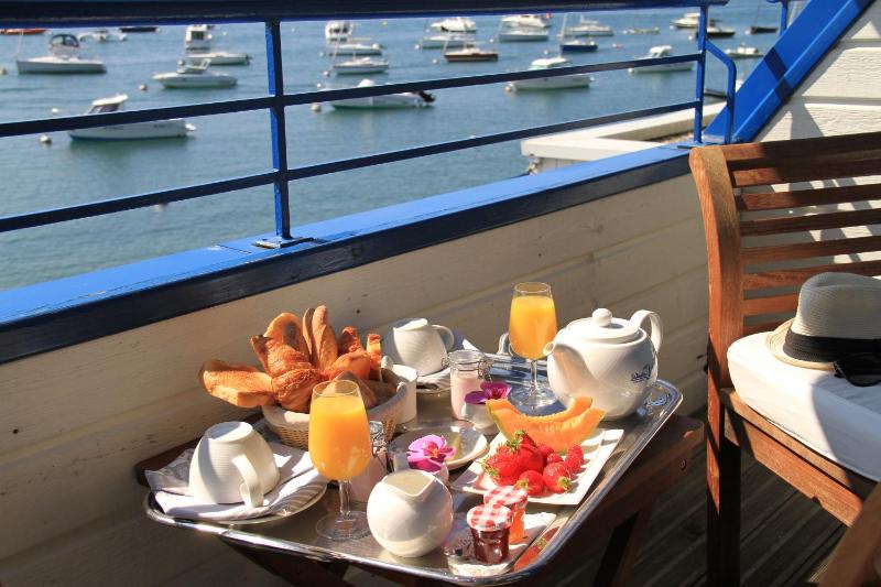 Double Room with Balcony and Sea View image 4