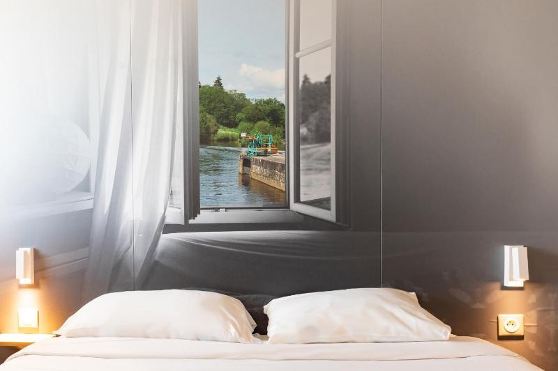 Quadruple Room image 3