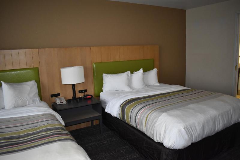 Queen Room with Two Queen Beds - Disability Access/Non-Smoking image 3