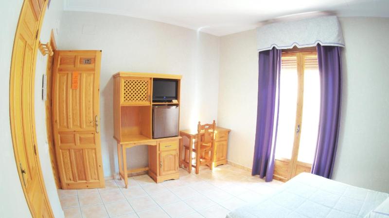 Standard Queen Room image 4