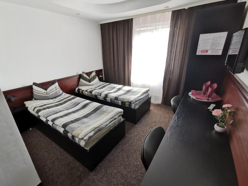 Twin Room with Private Bathroom image 4