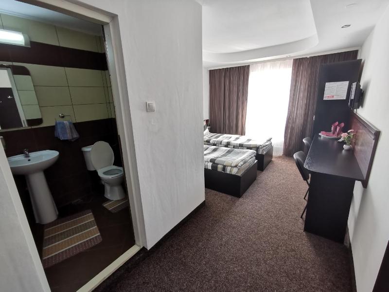 Twin Room with Private Bathroom image 3