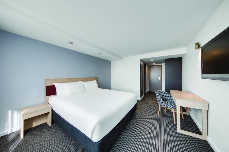 Superior King Room image 3