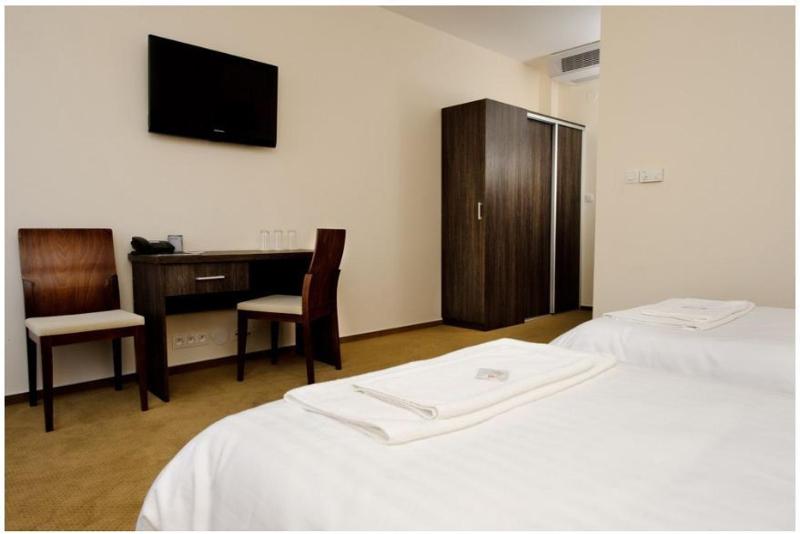 Double or Twin Room with Air-Conditioning and WiFi image 3
