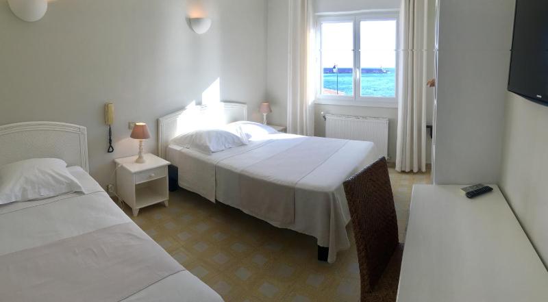 Triple Room with Sea View image 1