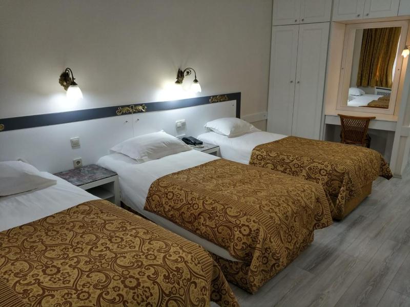 Economy Triple Room image 2