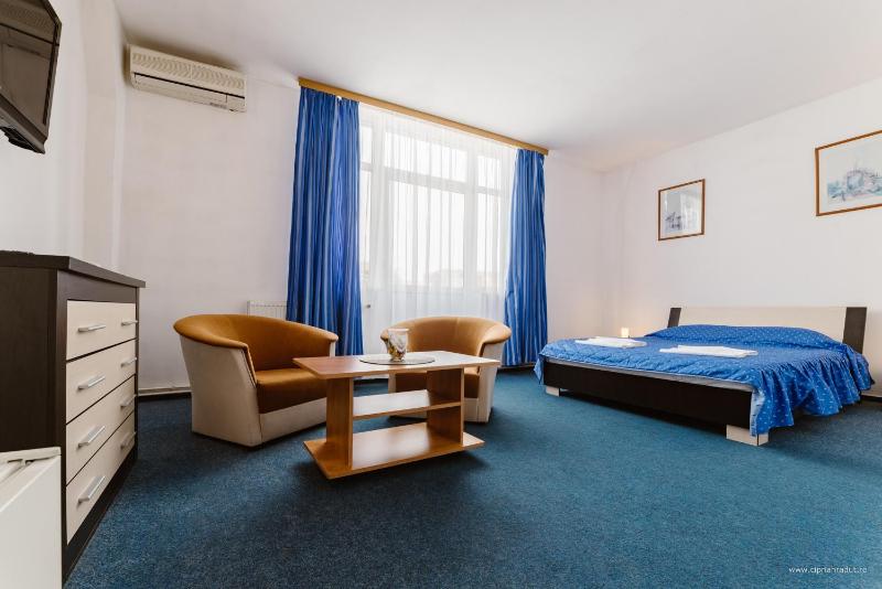Standard Double or Twin Room image 4