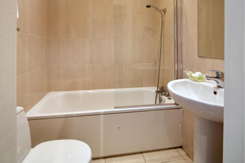 Quadruple Room image 3