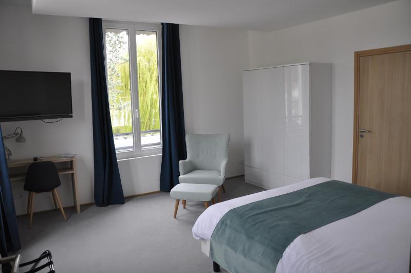 Standard King Room image 3