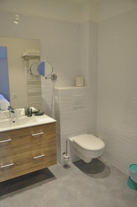 Standard King Room image 2