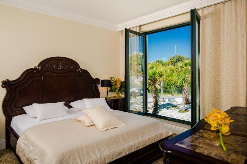 Deluxe King Suite with Balcony image 4