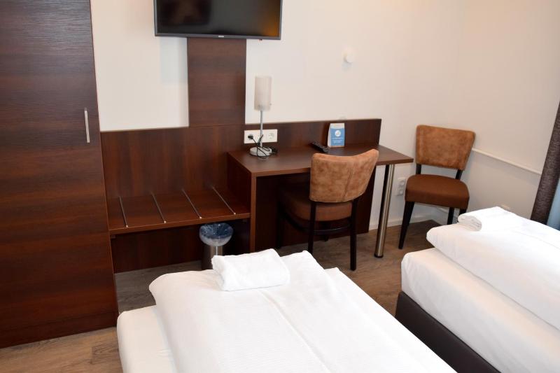 Standard Twin Room image 4